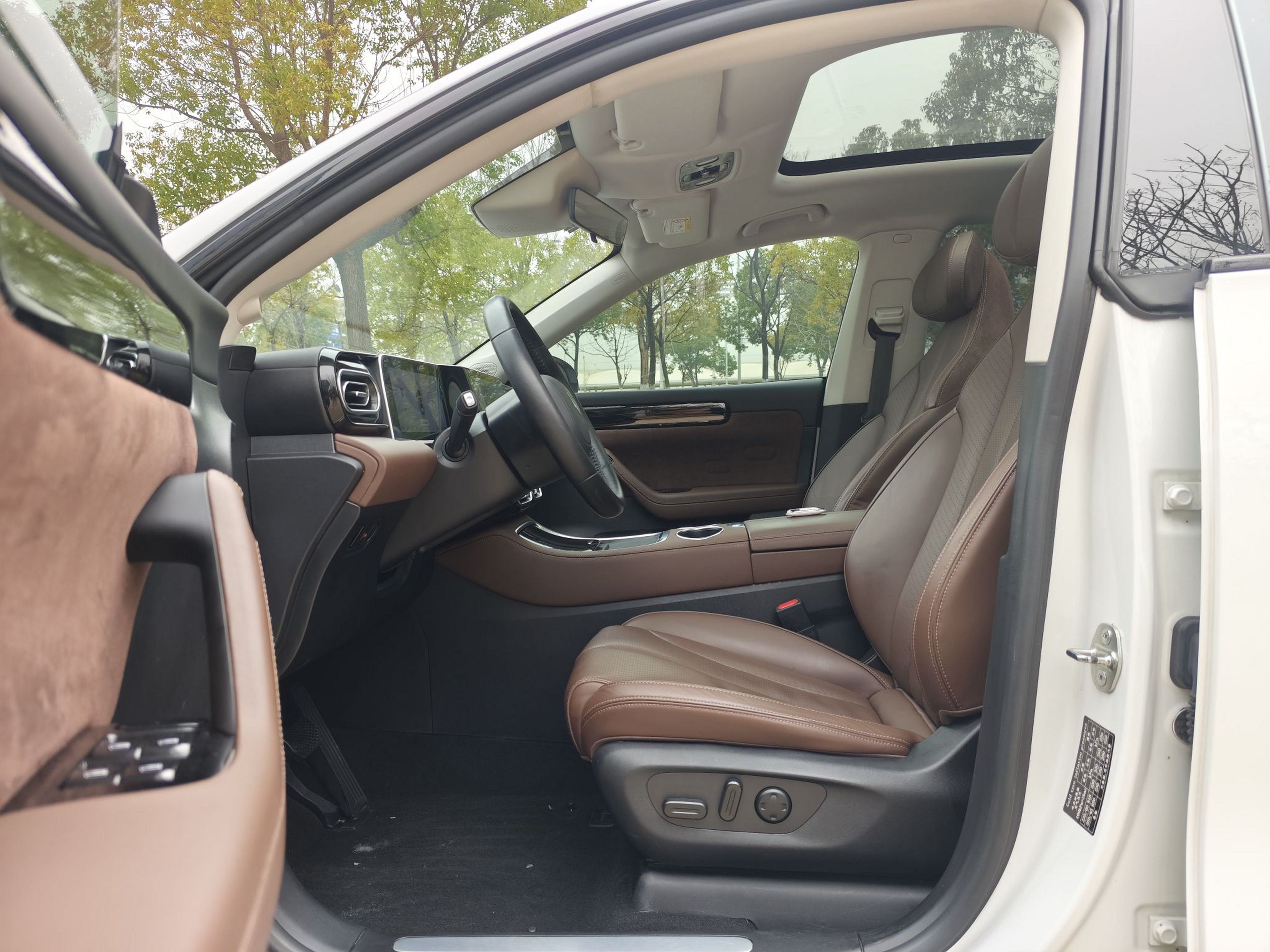 Переднее сиденье в автомобиле