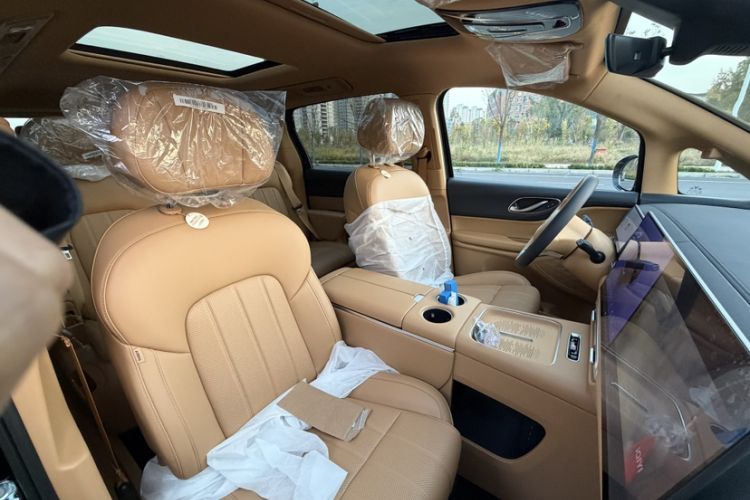 Used VOYAH Dream 2025 PHEV Four-Wheel Drive Excellence Kunpeng Edition
