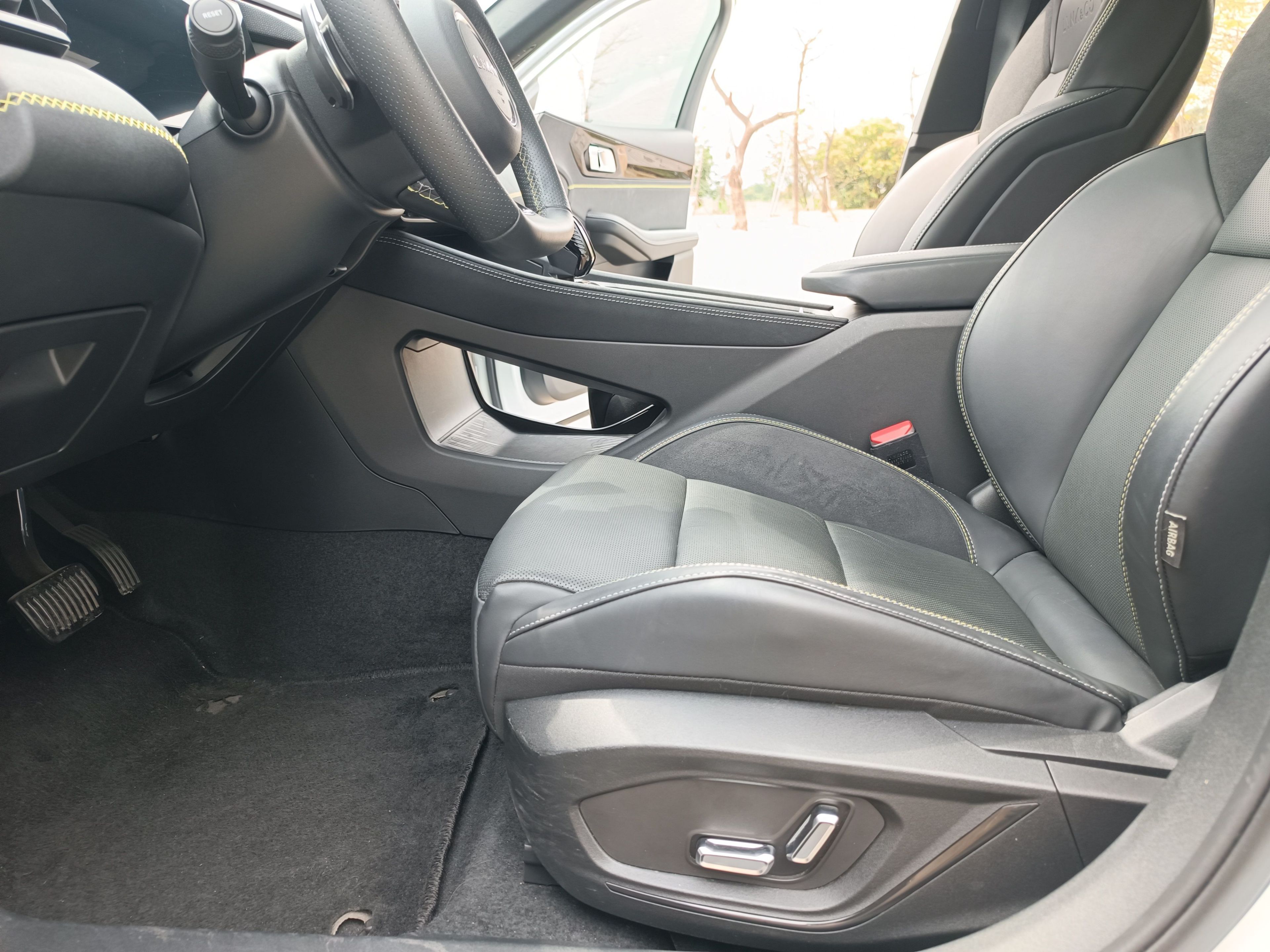 Переднее сиденье в автомобиле