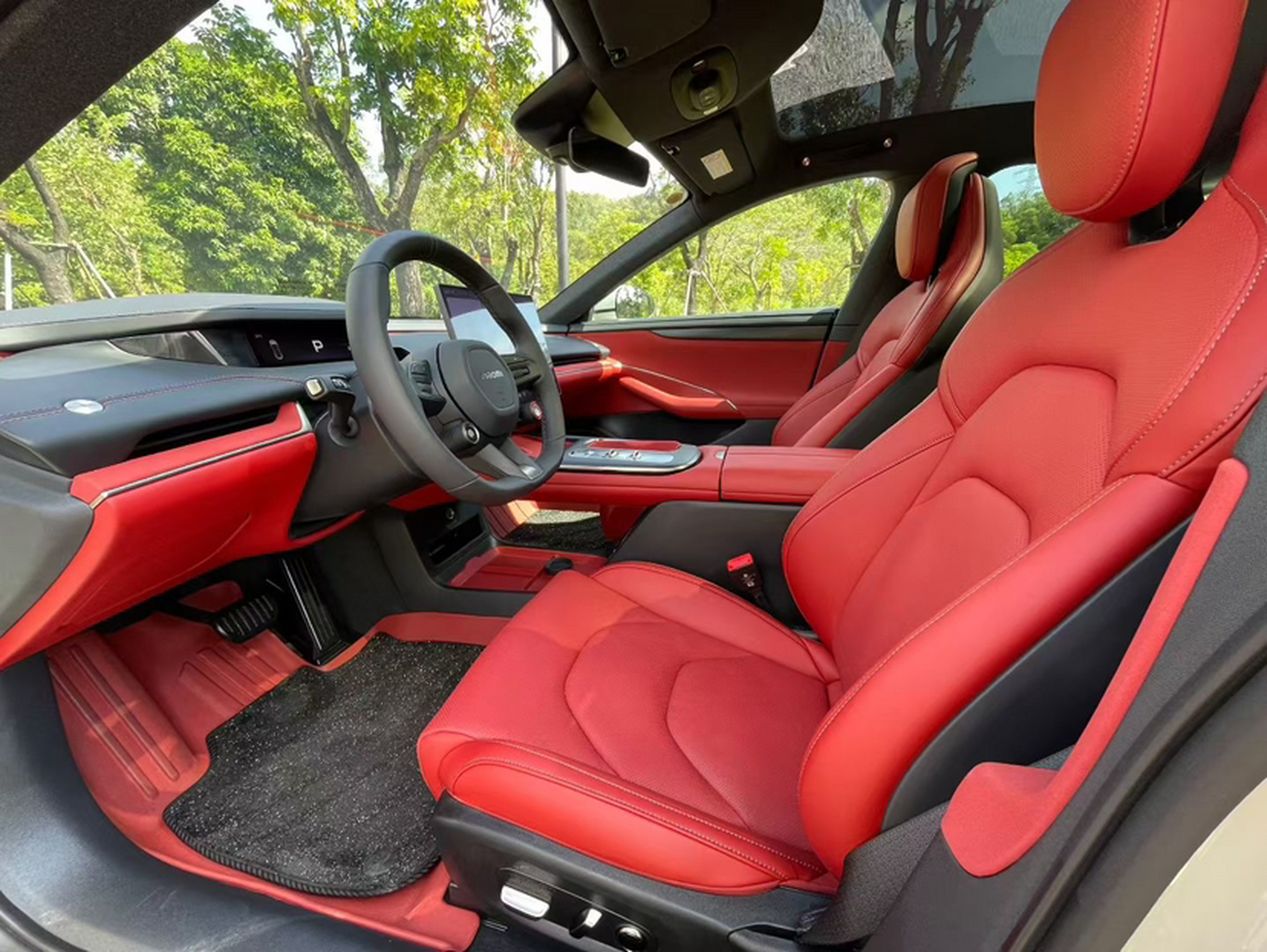 المقاعد الأمامية داخل السيارة