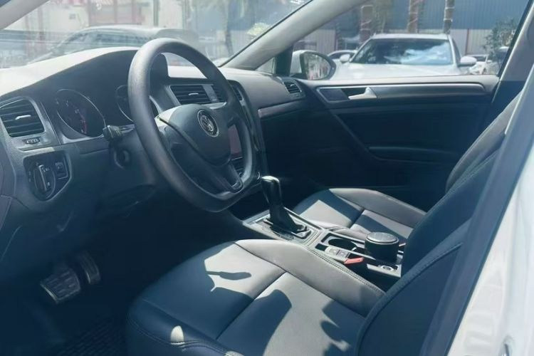 Used Volkswagen Golf 2016 1.6L Automatic Fashion Model
