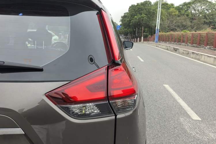 Used Nissan X-Trail 2017 2.5L CVT Leading Edition 4WD
