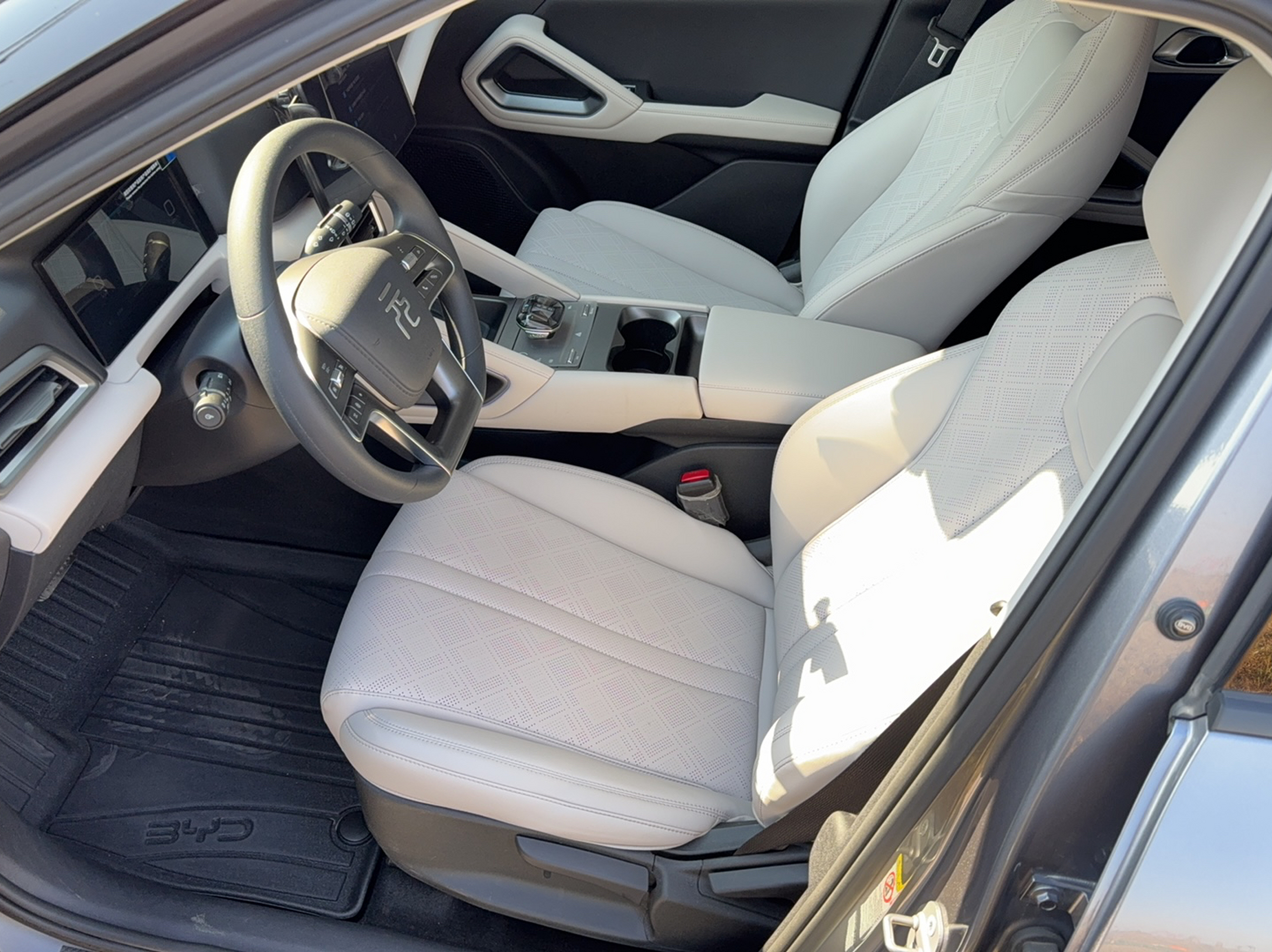 المقاعد الأمامية داخل السيارة