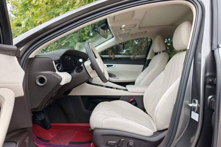 Used Roewe D7 2023 DMH 125km Excellence Edition