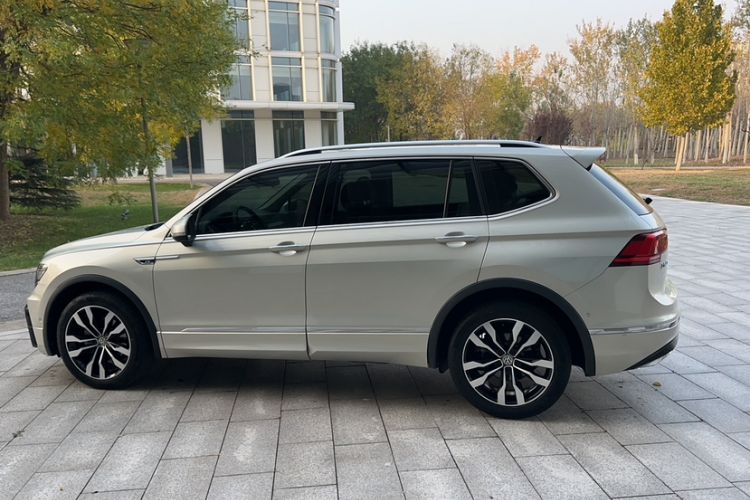 Used Volkswagen Tiguan L 2020 330TSI Automatic Two-Wheel Drive R-Line Flagship Version China VI Standard
