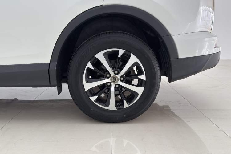 Used Toyota RAV4 2016 2.0L CVT Two-Wheel Drive Fashion Edition China V Standard
