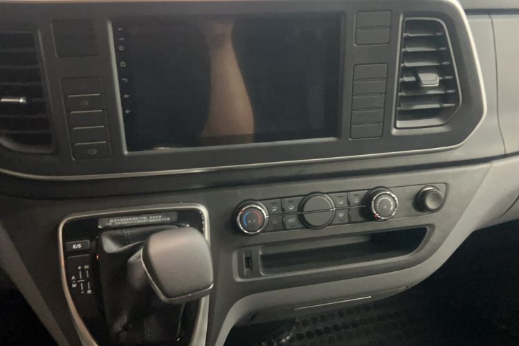 Used SAIC MAXUS Xintu V80 2024 Aotong 6AMT Short-Wheelbase Ultra-Low Roof 127 Ps 5/6 Seats
