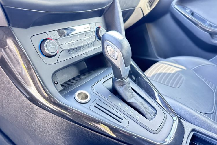 Used Ford Focus 2015 Hatchback 1.6L Automatic Fashion Edition
