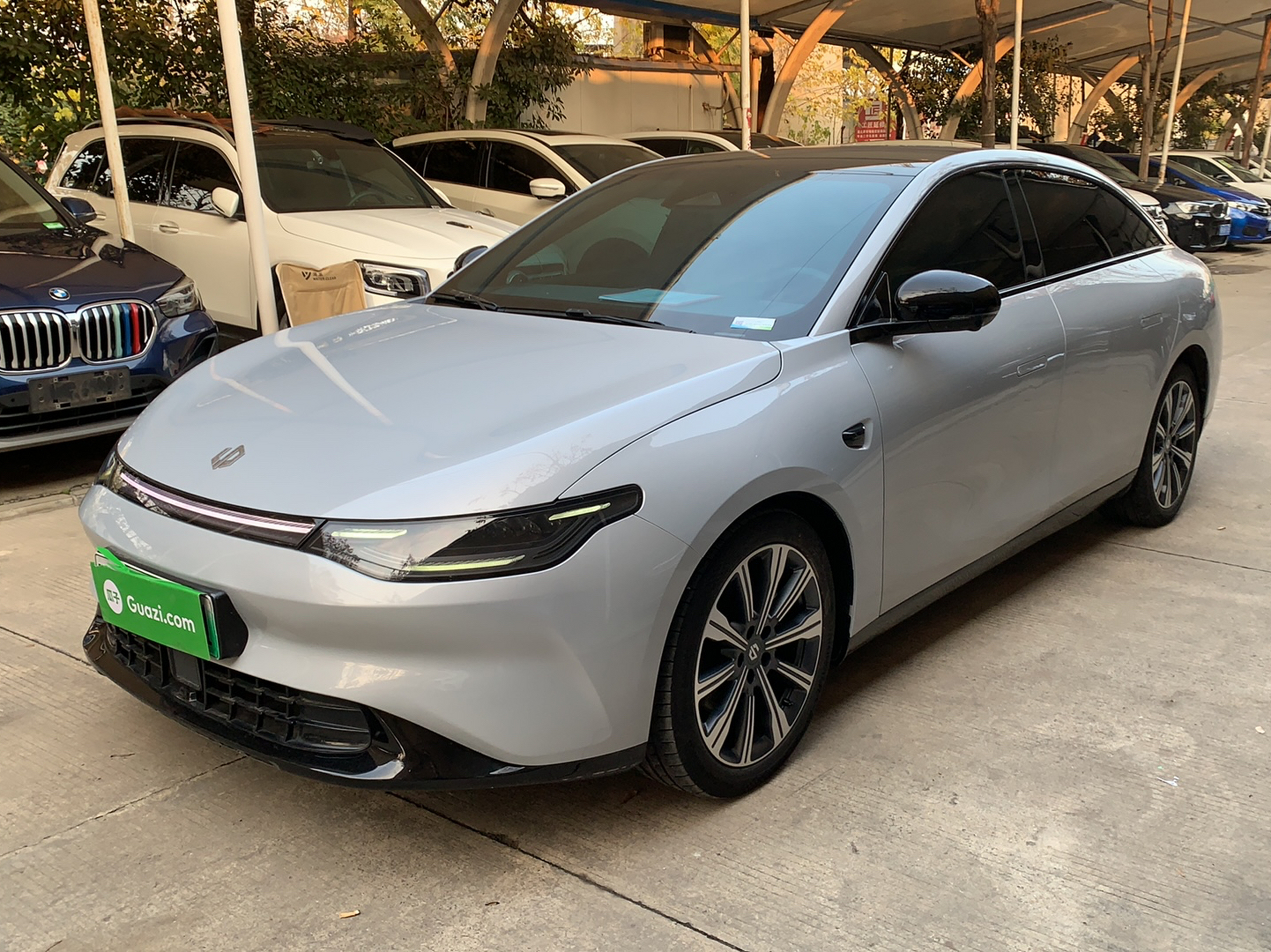 Под передней частью автомобиля