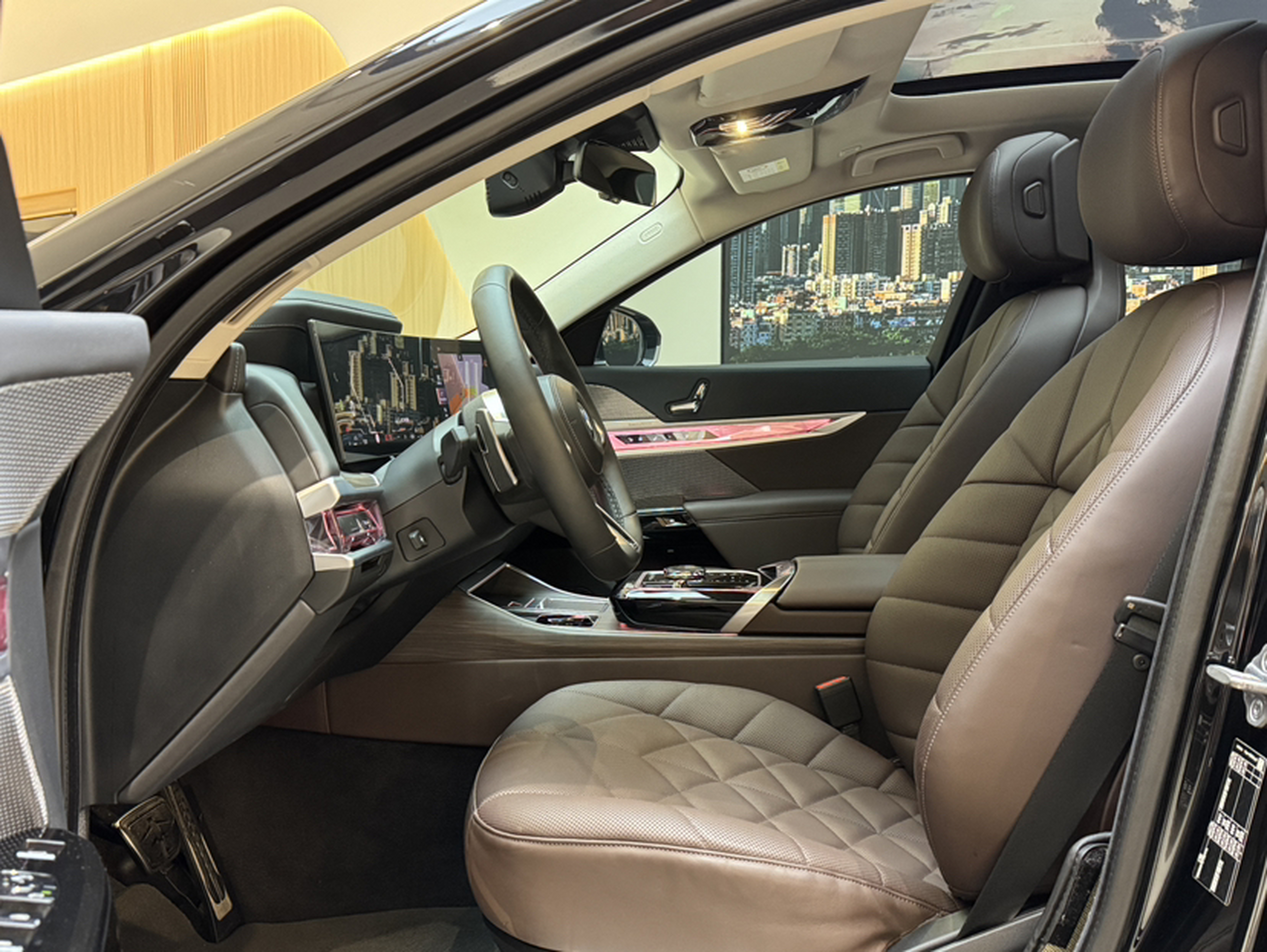 المقاعد الأمامية داخل السيارة