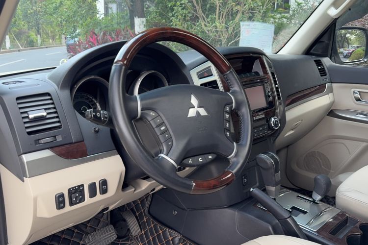 Used Mitsubishi Pajero 2017 V97 3.8L 5-Door GLS Model with Sunroof – Middle East
