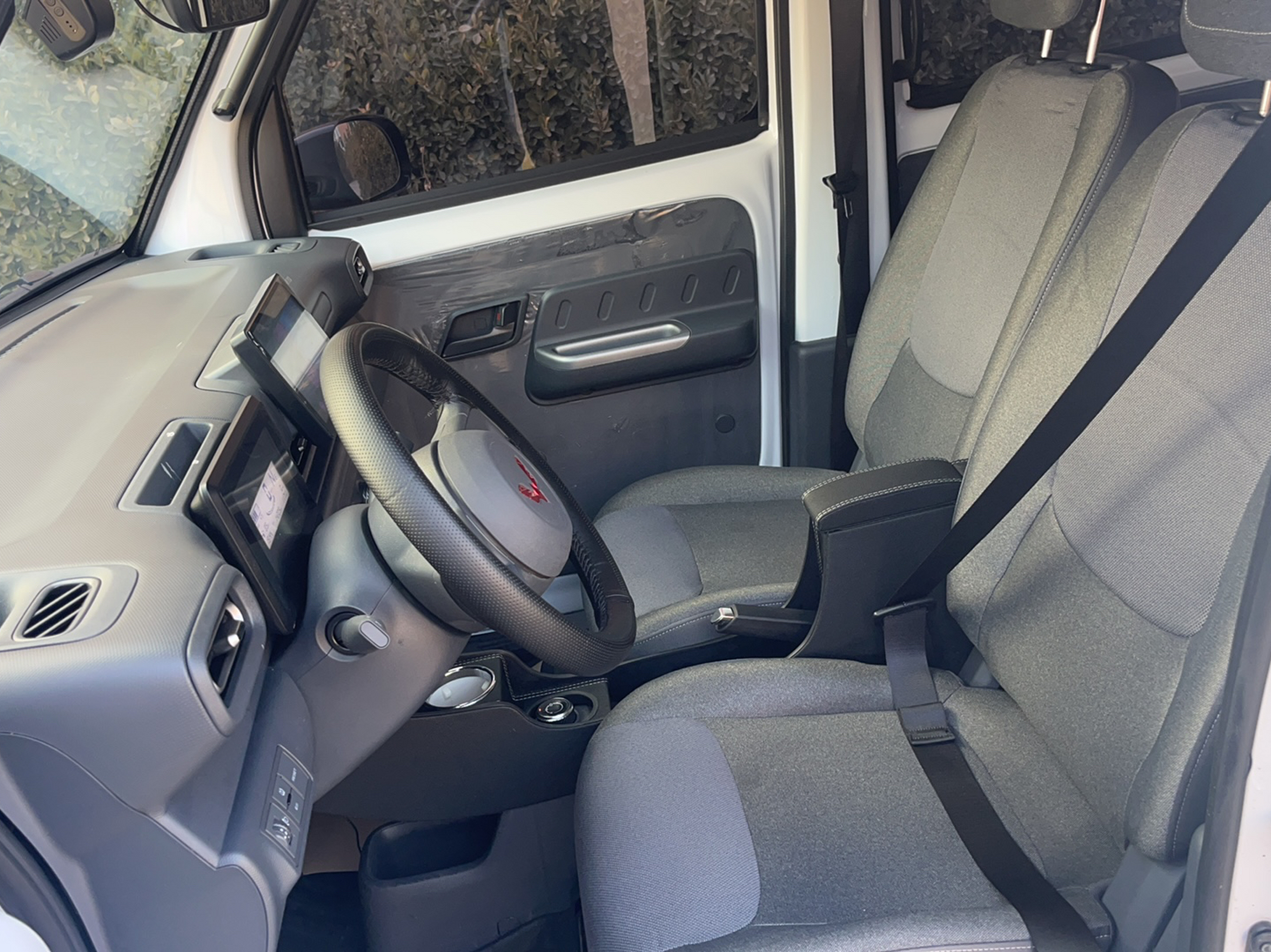 Переднее сиденье в автомобиле