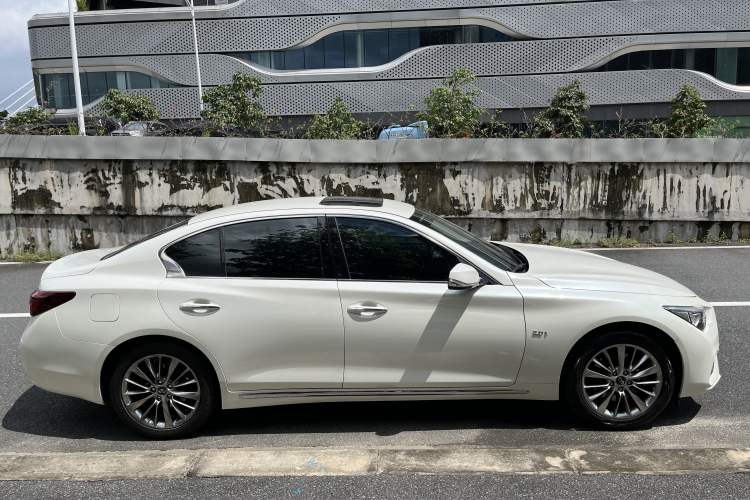 Used Infiniti Q50L 2018 2.0T Enjoyment Version China VI Standard
