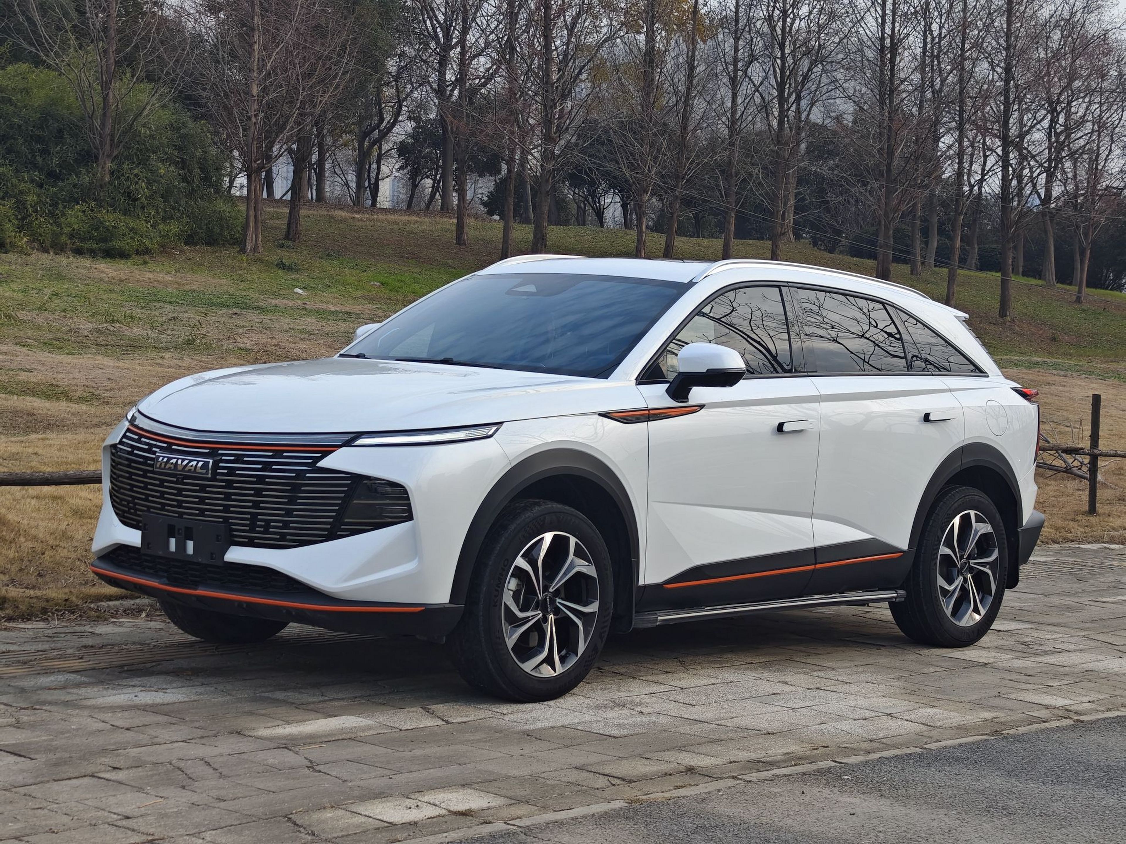 Под передней частью автомобиля