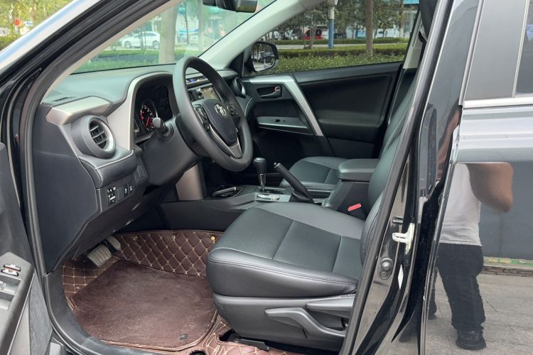 Used Toyota RAV4 2019 2.0L CVT Two-Wheel Drive Luxury Version China VI Standard
