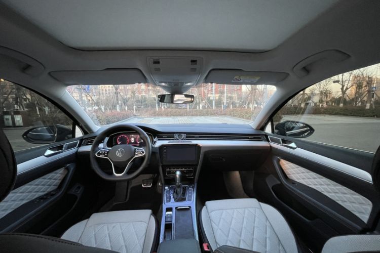 Used Volkswagen Magotan 2024 2 Million Units Zhongxiang Version 330TSI DSG Luxury Edition
