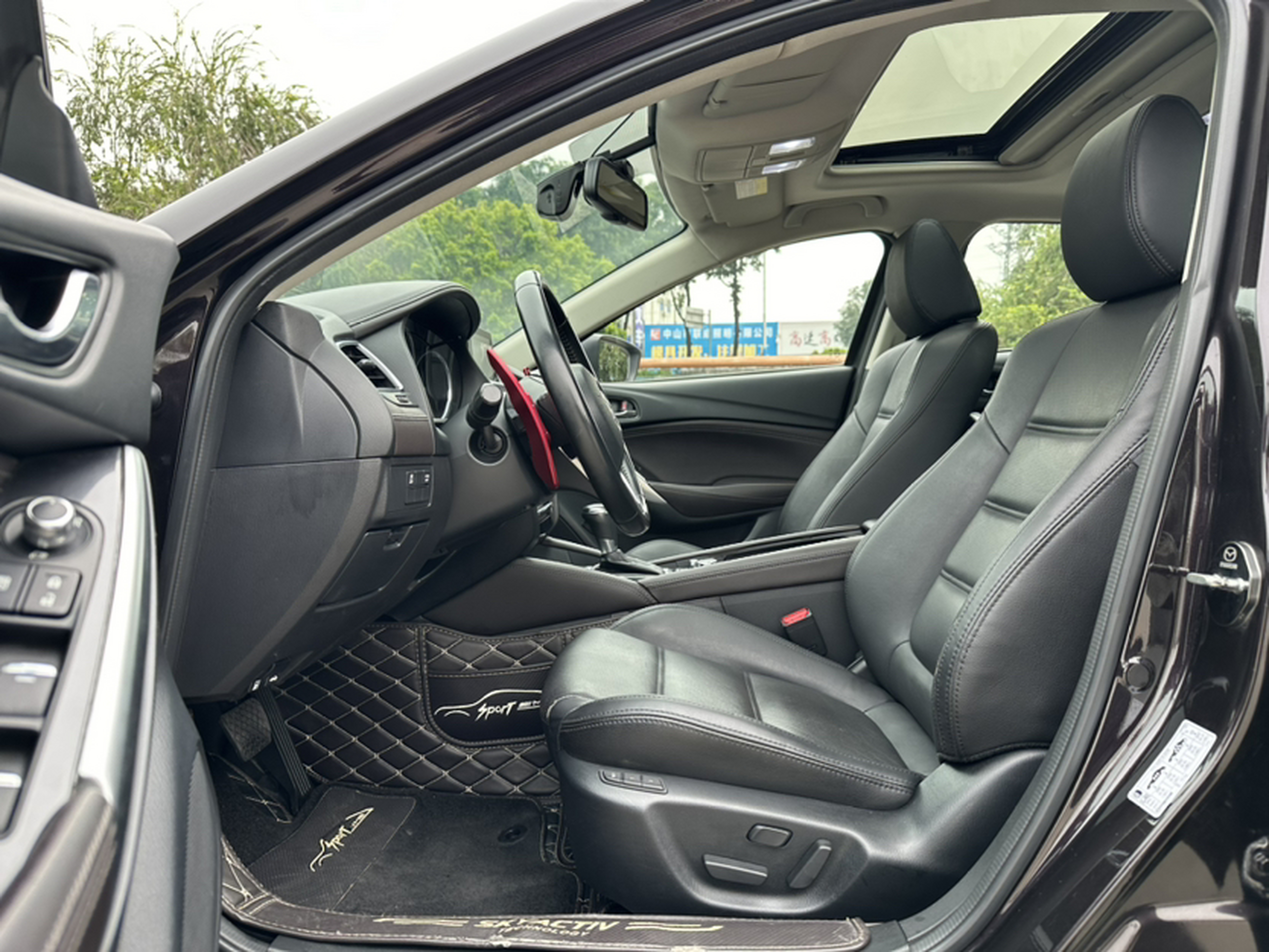 Переднее сиденье в автомобиле