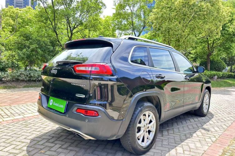 Used  Cherokee 2016 2.4L Professional Edition
