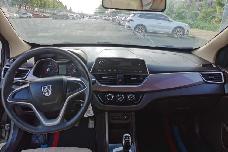 Used Baojun 310W 2017 1.5L Manual Comfort Version China VI Emission Standard
