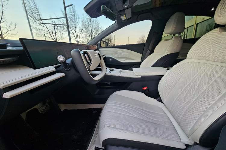 Used Geely Galaxy E8 2024 665 km Range Rear-Drive Starship Long-Range Version