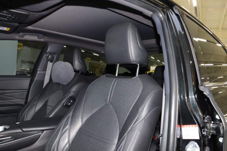 Used Toyota Avalon 2019 Dual-Engine 2.5L XLE Prestige Version China VI Standard
