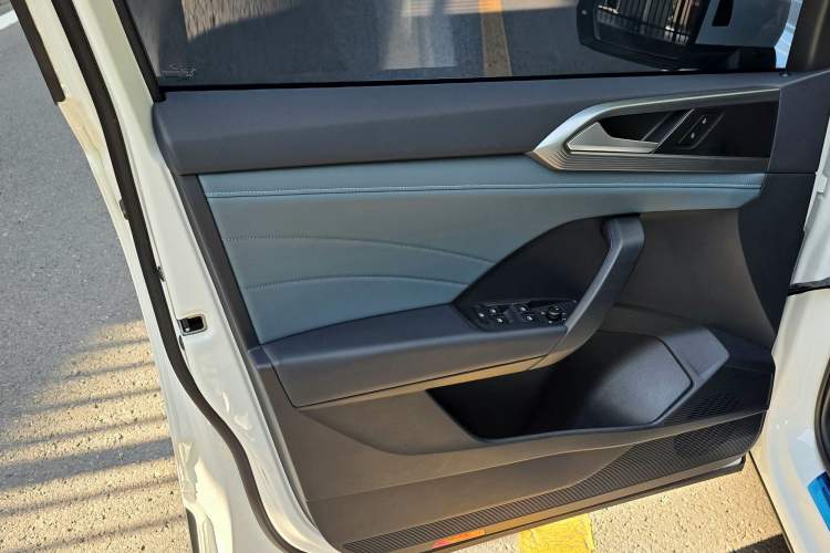 Used Volkswagen Tharu 2024 300TSI Two-Wheel-Drive Moonlight Edition
