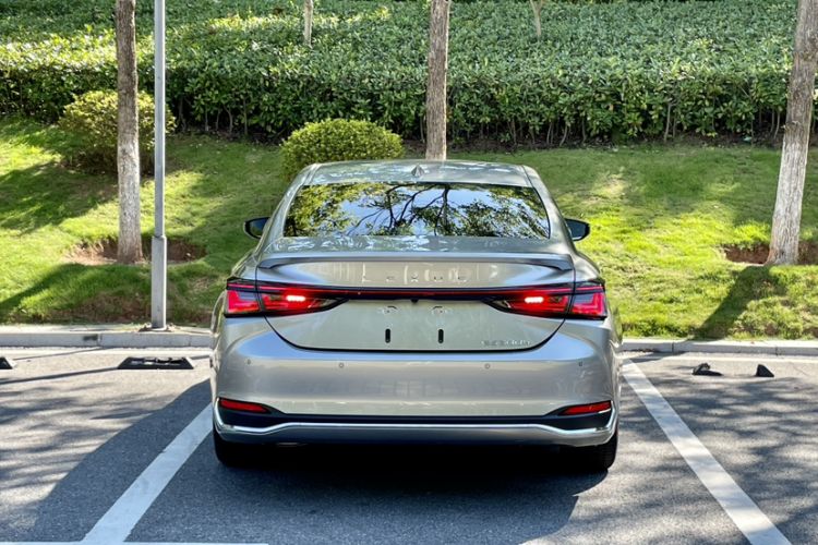 Used Lexus ES 2025 300h Deluxe Edition
