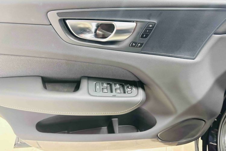 Used Volvo XC60 New Energy 2025 Plug-in Hybrid Long-Range All-Wheel Drive Zhiyuan Extreme Night Black Edition
