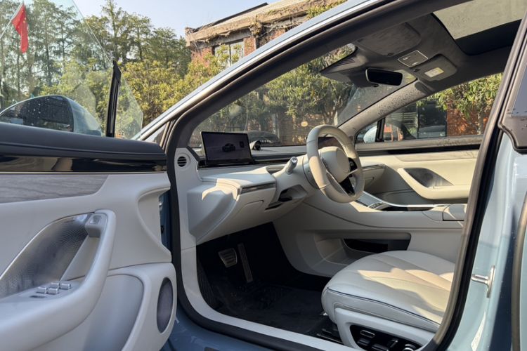 Used Hima Luxeed S7 2025 705 km Max
