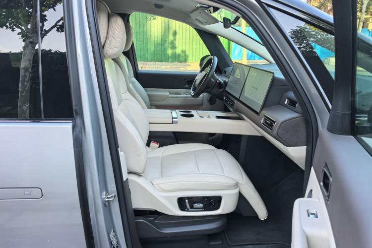 Used Li Auto MEGA 2024 Ultra Model
