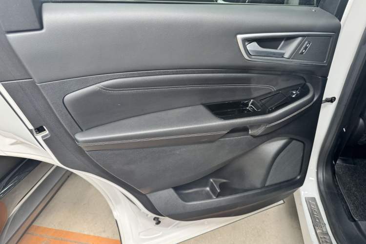 Used Ford Edge 2016 EcoBoost 245 Four-Wheel Drive Titanium Edition 7-Seater
