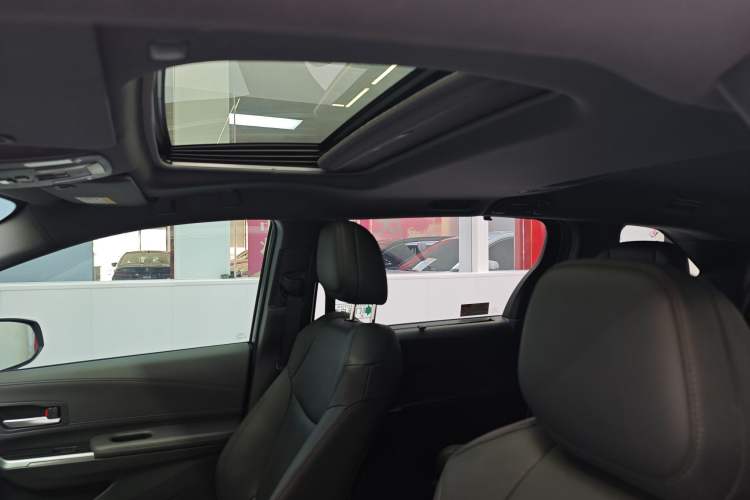 Used Toyota Sienna 2023 2.5L Hybrid Deluxe Edition
