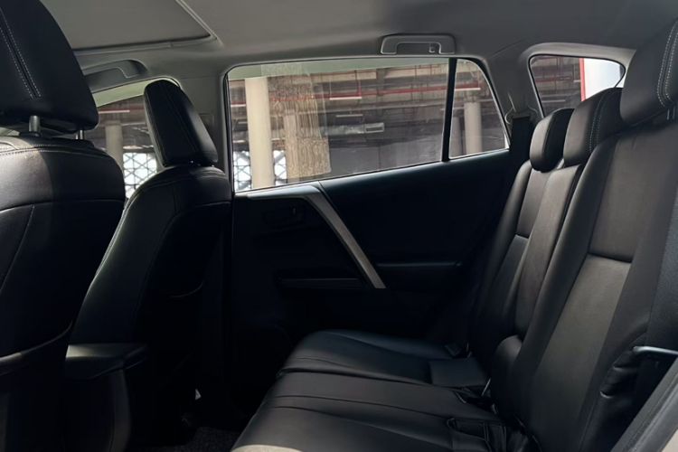 Used Toyota RAV4 2016 2.0L CVT Two-Wheel Drive Fashion Edition China V Standard
