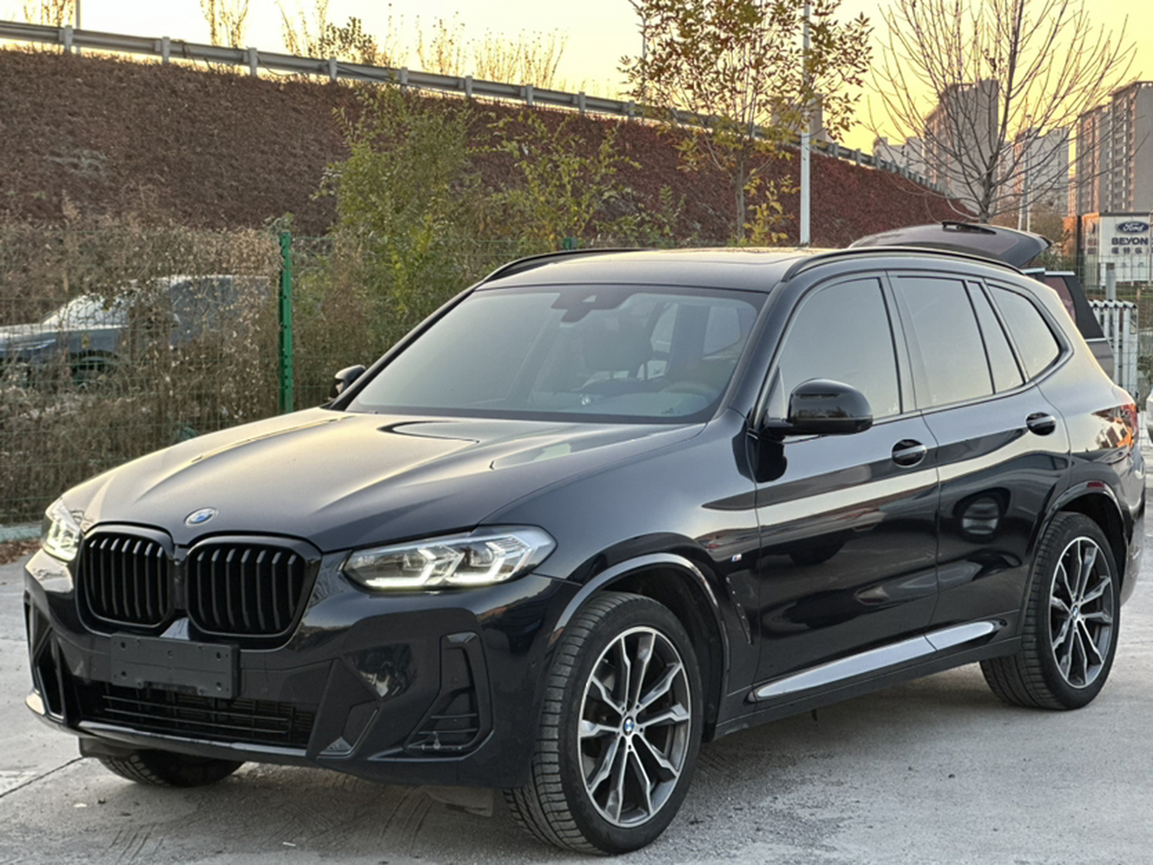 Под передней частью автомобиля