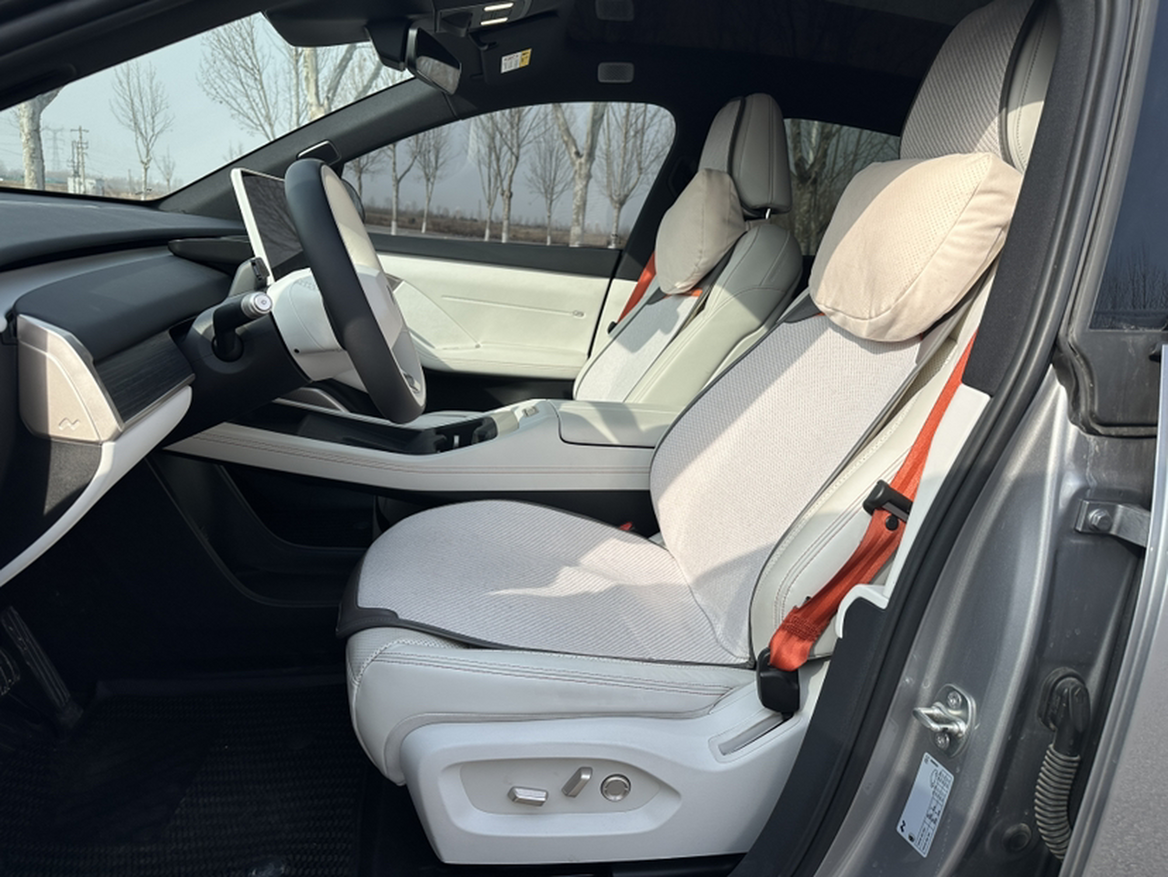 Переднее сиденье в автомобиле