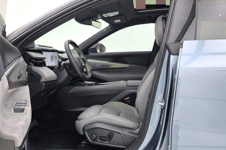 Used Lynk & Co 08 EM-P 2025 220 km All-Wheel-Drive Performance Halo