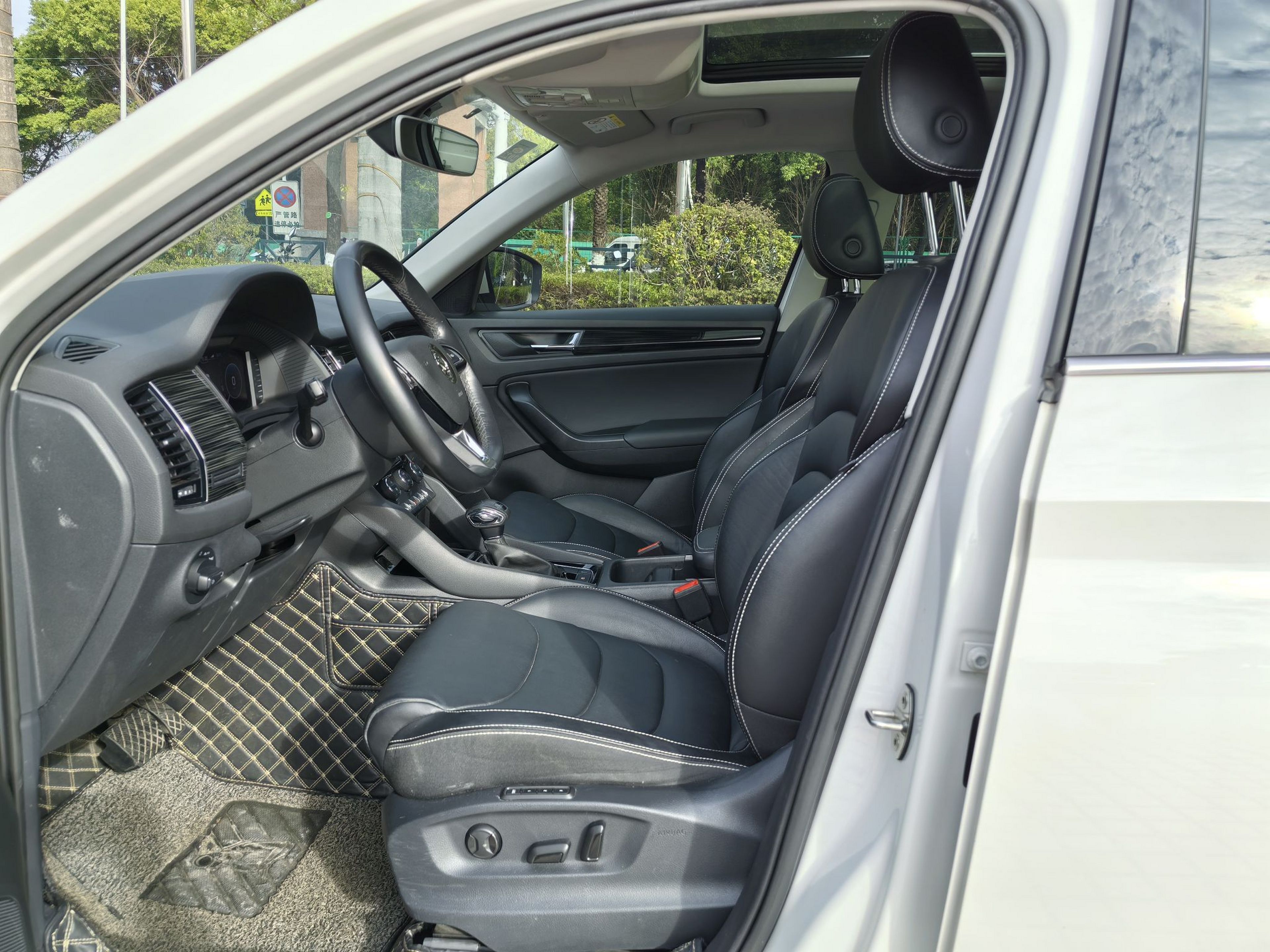 Переднее сиденье в автомобиле