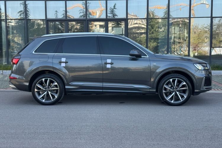 Used Audi Q7 2021 55 TFSI quattro S line Sport model
