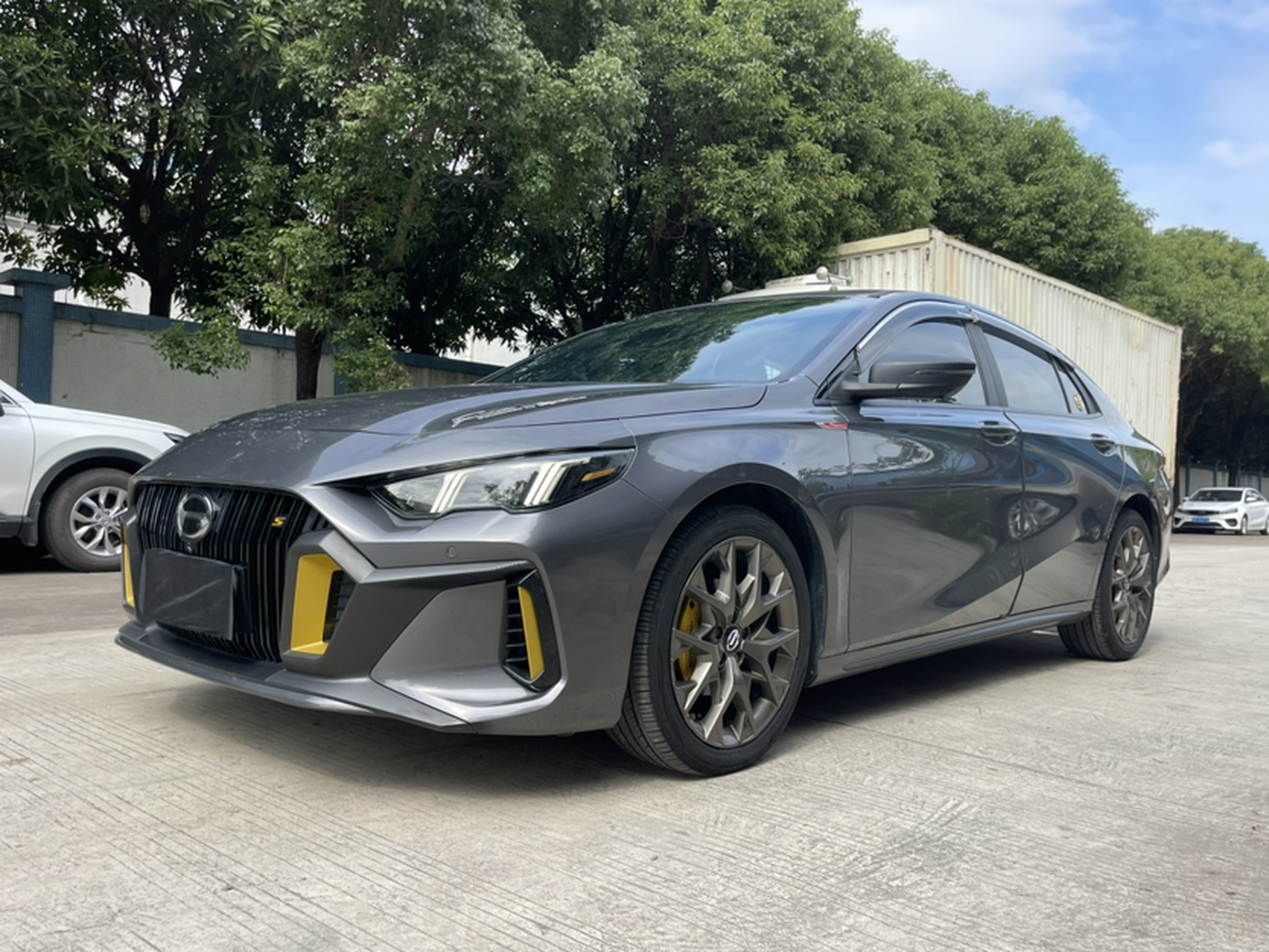 تحت مقدمة السيارة