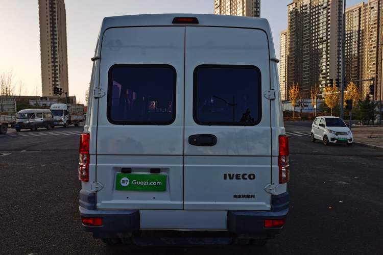 Used Iveco Daily 2020 2.5T A35 Passenger Van with Dual Tires Mid-Roof Design 5-9 Seater China V Emission Standard
