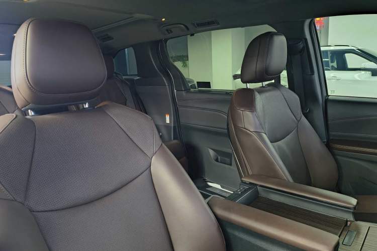 Used Toyota Granvia 2024 2.5L Hybrid Prestige PLUS Four-Wheel Drive Version