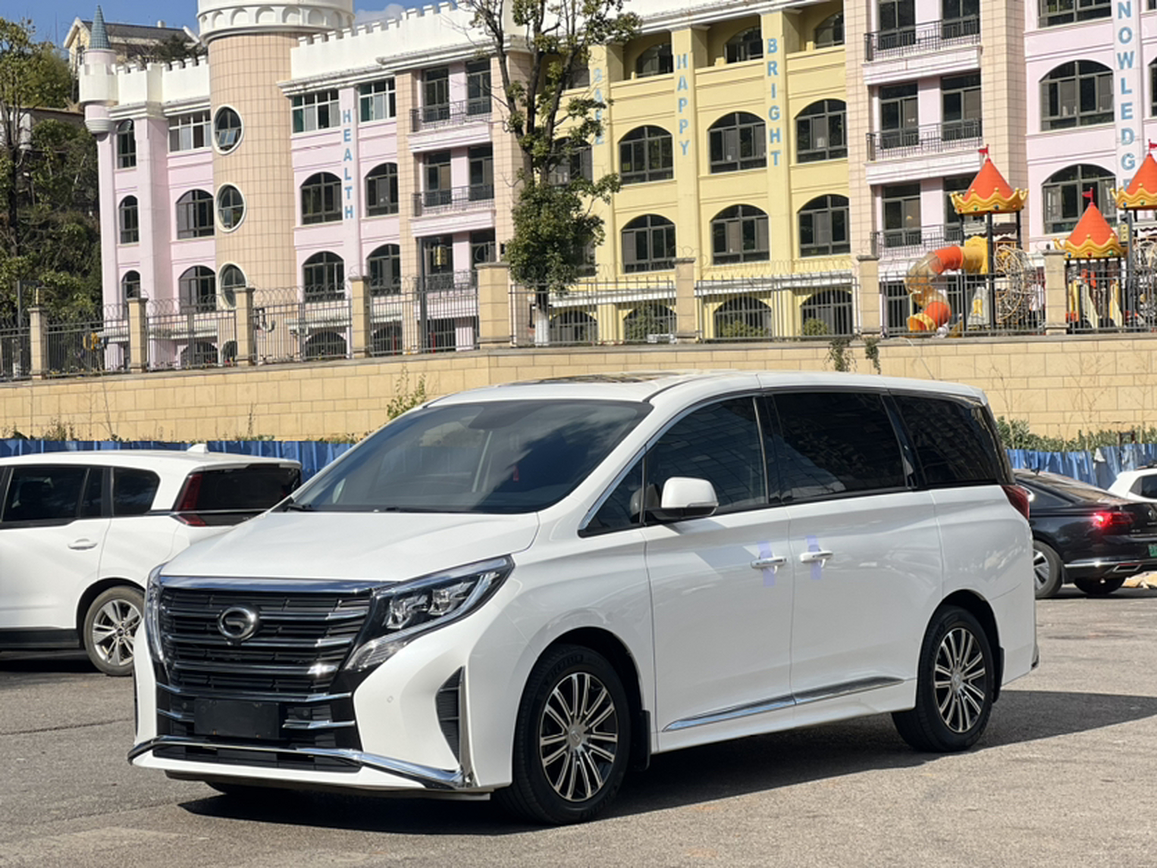 Под передней частью автомобиля