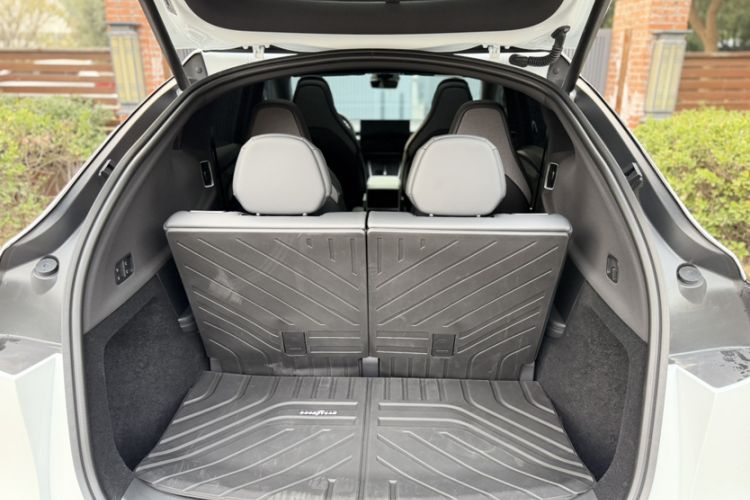 Used Tesla Model Y L 2025 Long-Range All-Wheel-Drive Version
