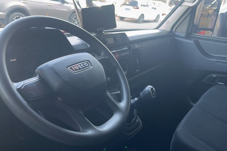 Used Iveco Daily 2023 2.8T V35 Van Short Wheelbase Mid-Roof Design Dual Tires Side-Swing Doors 2-3 Seater
