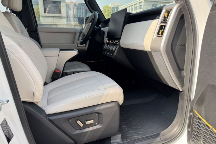 Used  V23 2025 401 Two-Wheel Drive Intelligent Driving Version
