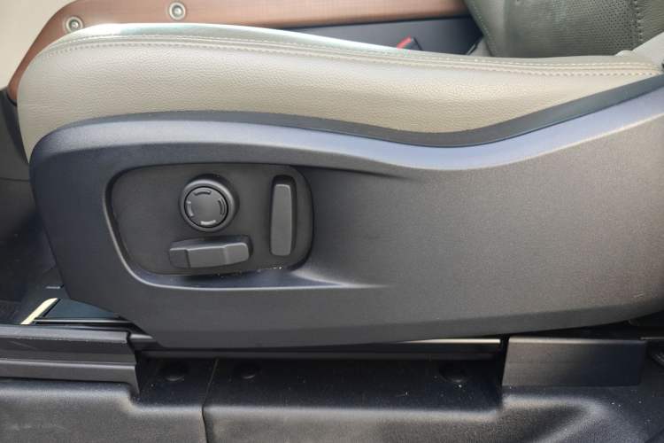 Used Land Rover Defender 2022 90 2.0T P300 SE
