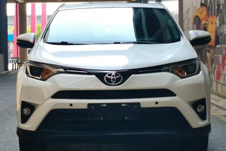 Used Toyota RAV4 2016 2.0L CVT Two-Wheel Drive Fashion Edition China V Standard
