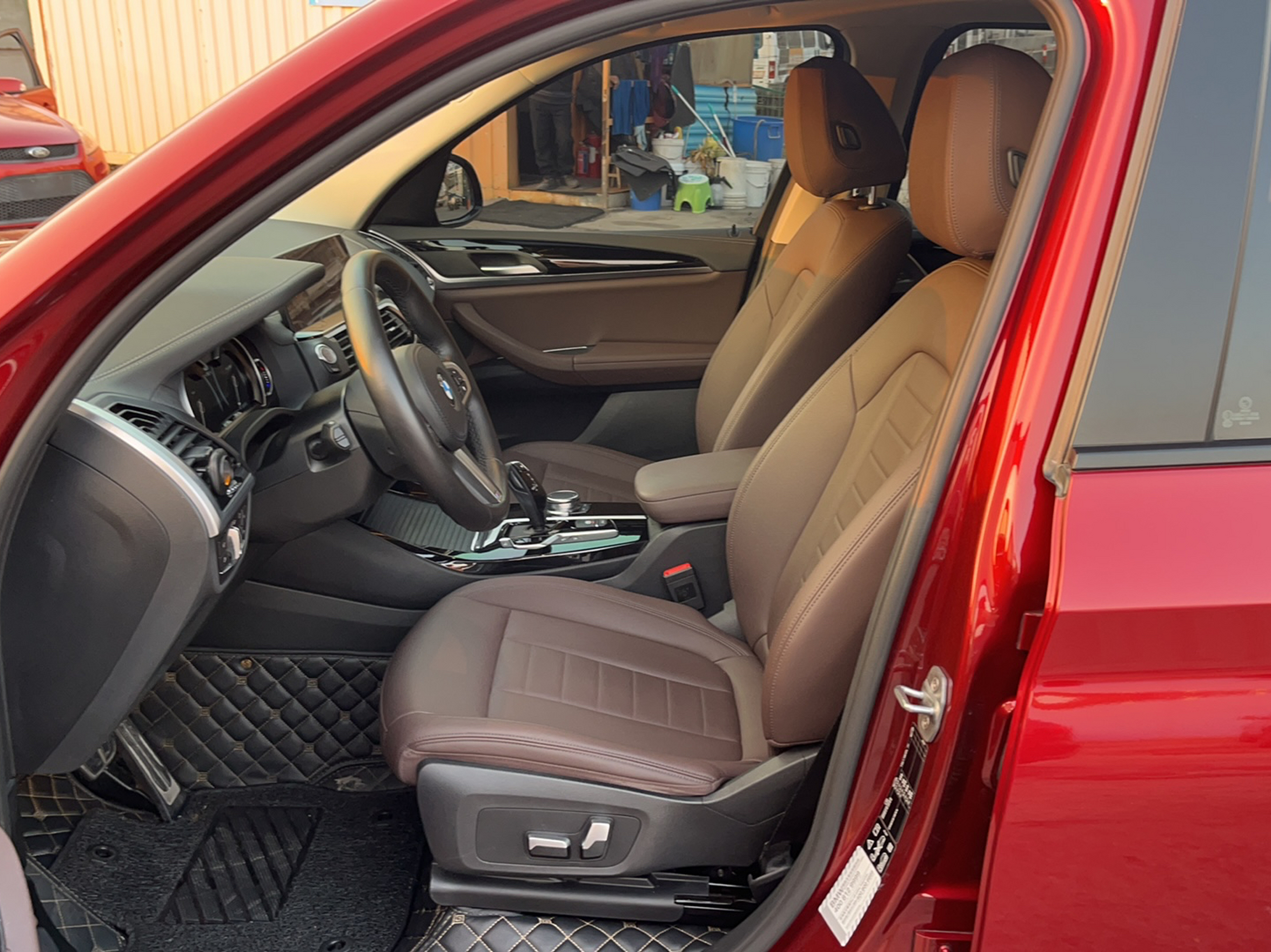 Переднее сиденье в автомобиле