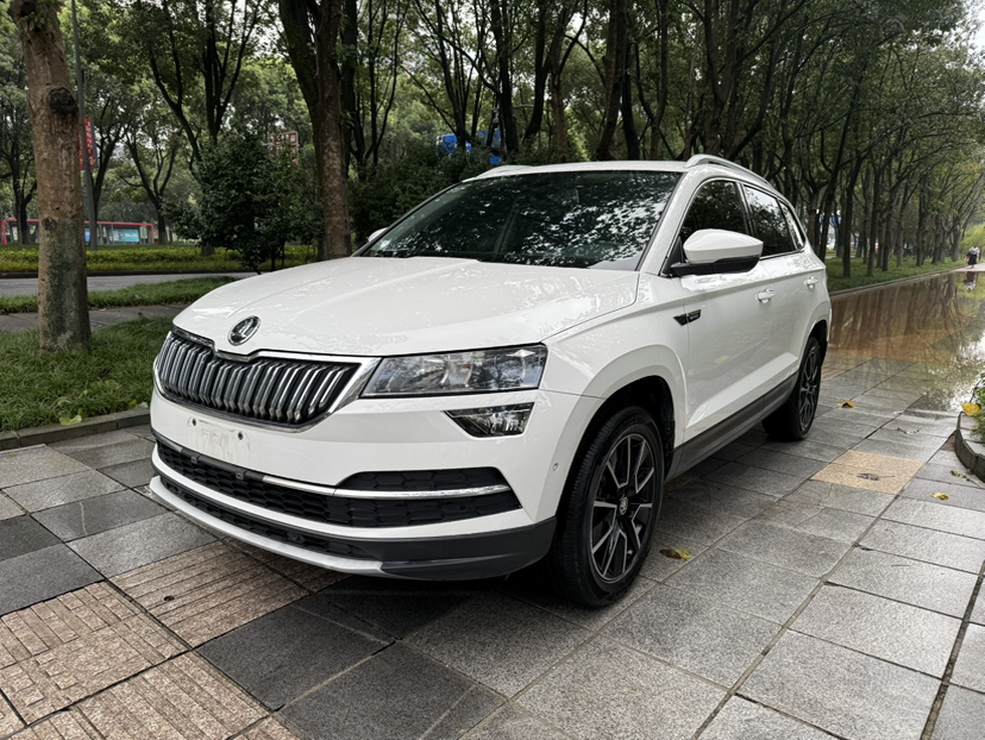 Под передней частью автомобиля