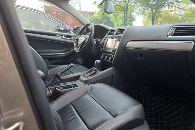 Used Volkswagen Sagitar 2017 230TSI Automatic Comfort Version
